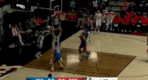 杨瀚森张开长臂再次奋力抢到进攻篮板,半场已抢到10个篮板