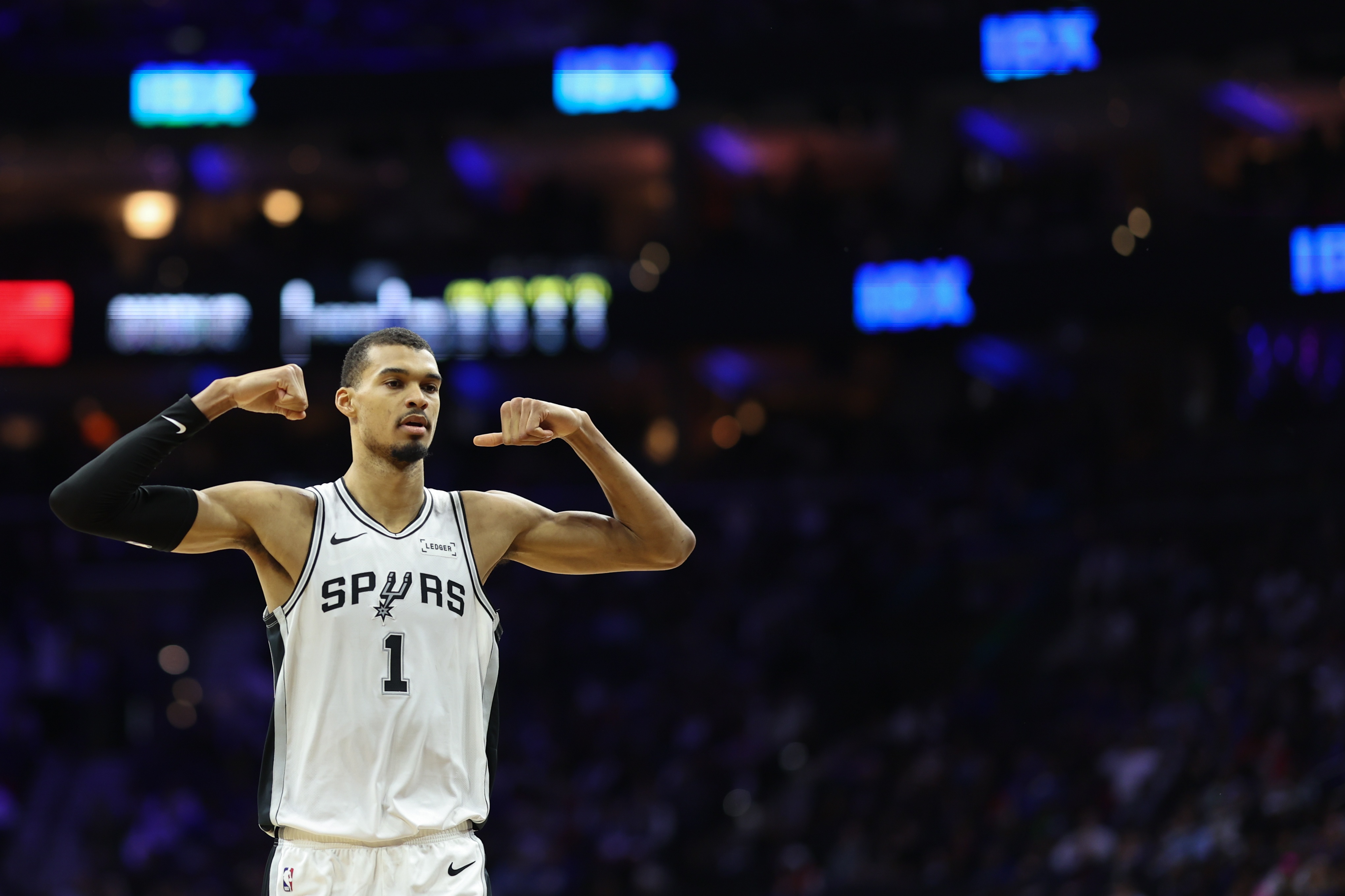 Bet365体育-放空申京&amp;阿门5米！申谢两个防守黑洞 打火箭包夹KD先赢一半？