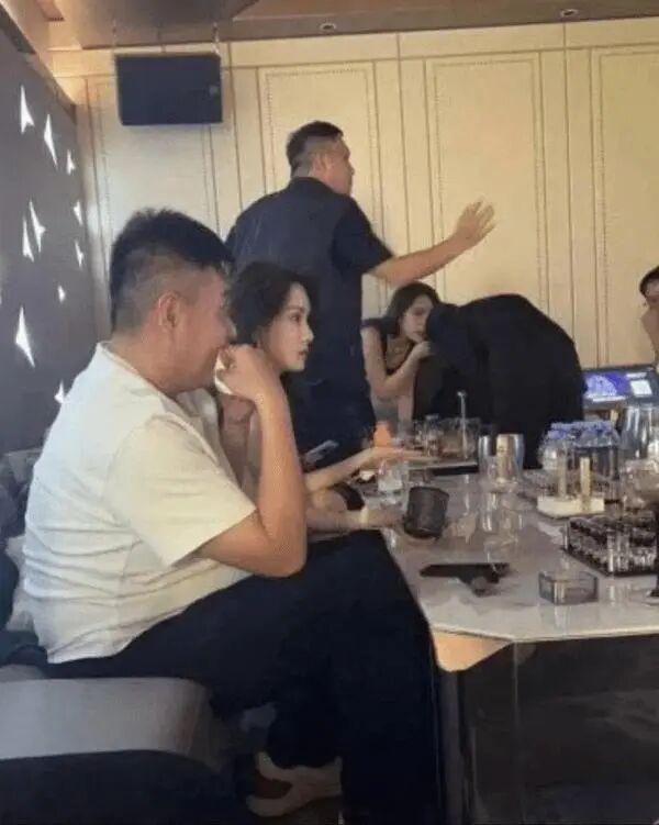 Bet365体育平台-她果然没离，毕竟400亿资产的男人也不多啊！