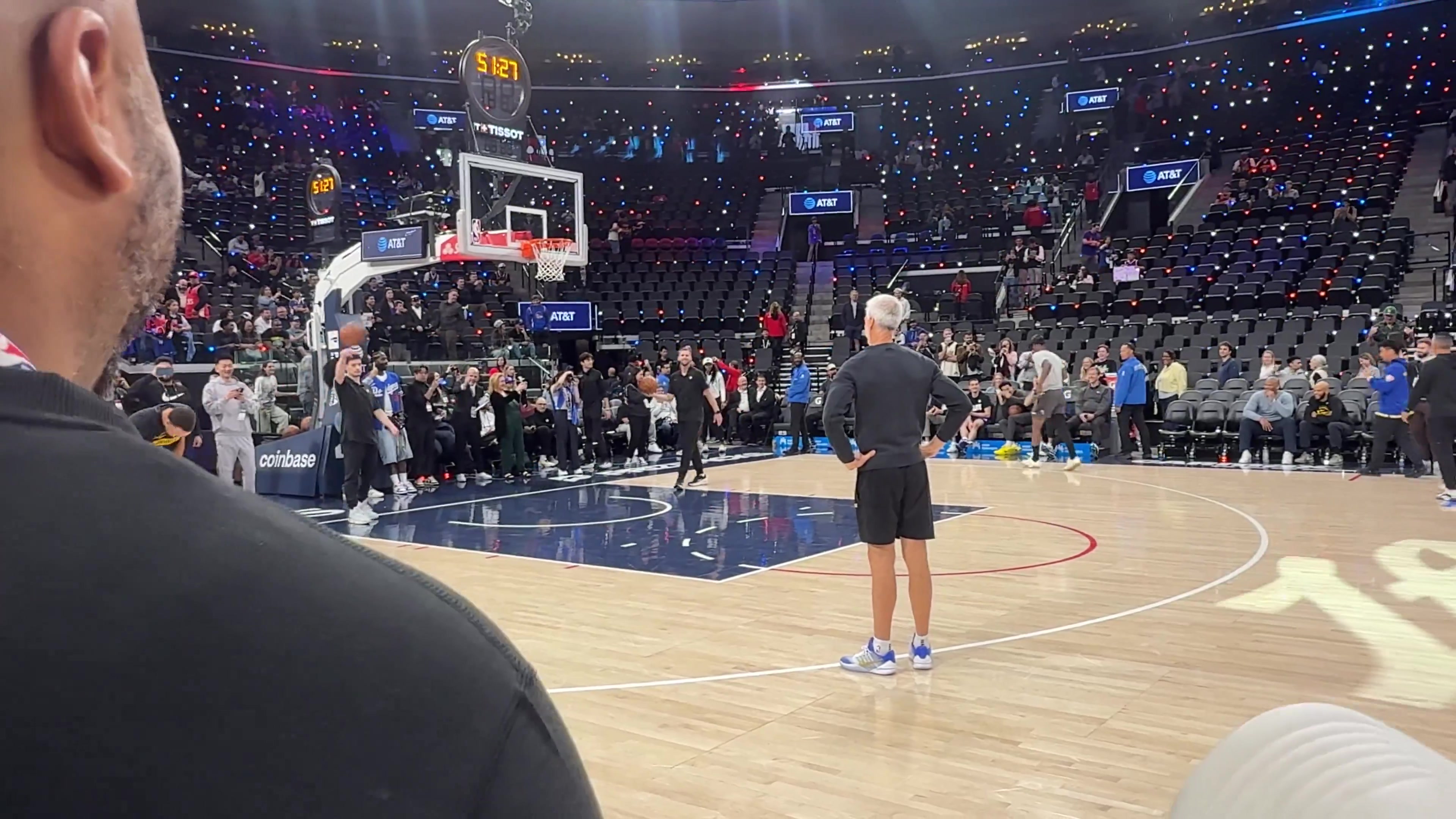 Bet365体育集团-真的好队友！大伤的巴特勒随队出征 三分三不沾逗笑库里